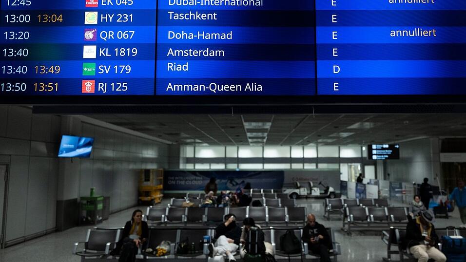 Vielerorts fallen viele Fl&uuml;ge aus, weil gro&szlig;e Drehkreuze in der Golfregion nicht angeflogen werden k&ouml;nnen &ndash; so auch hier in Frankfurt.