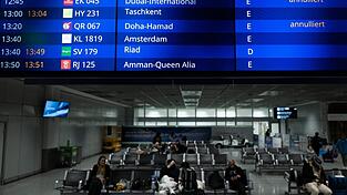 Vielerorts fallen viele Fl&uuml;ge aus, weil gro&szlig;e Drehkreuze in der Golfregion nicht angeflogen werden k&ouml;nnen &ndash; so auch hier in Frankfurt.