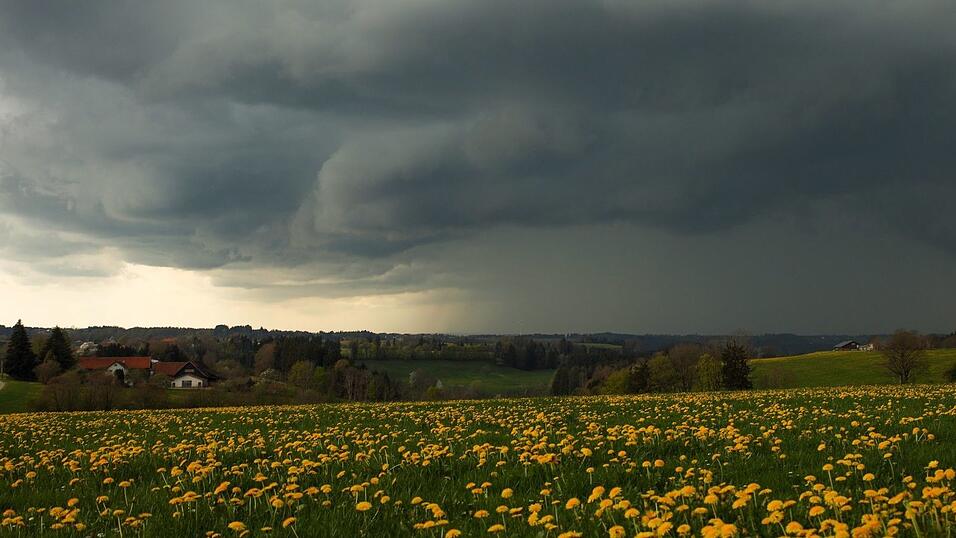 Aprilwetter in Bayern: Bl&uuml;hende Wiesen, Gewitter - aber auch nochmal Frost.