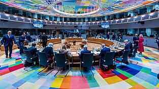 Die Staats- und Regierungschefs der EU-Staaten beraten &uuml;ber die Ma&szlig;nahmen zur Steigerung der Wettbewerbsf&auml;higkeit der europ&auml;ischen Wirtschaft, den n&auml;chsten langfristigen EU-Haushalt und den Stand bei den EU-Erweiterungsverhandlungen.