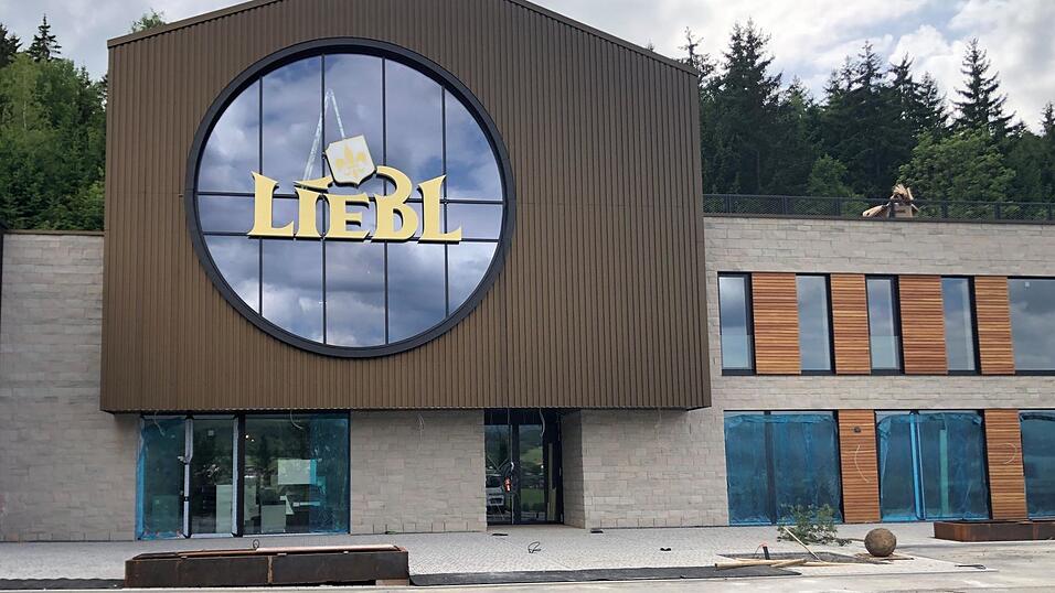 Metall, Holz, Stein und Glas, traditionelle Materialien aus Bayern, sind in die moderne Gestaltung der Brennerei eingeflossen. Metall, Holz, Stein und Glas, traditionelle Materialien aus Bayern, sind in die moderne Gestaltung der Brennerei eingeflossen.