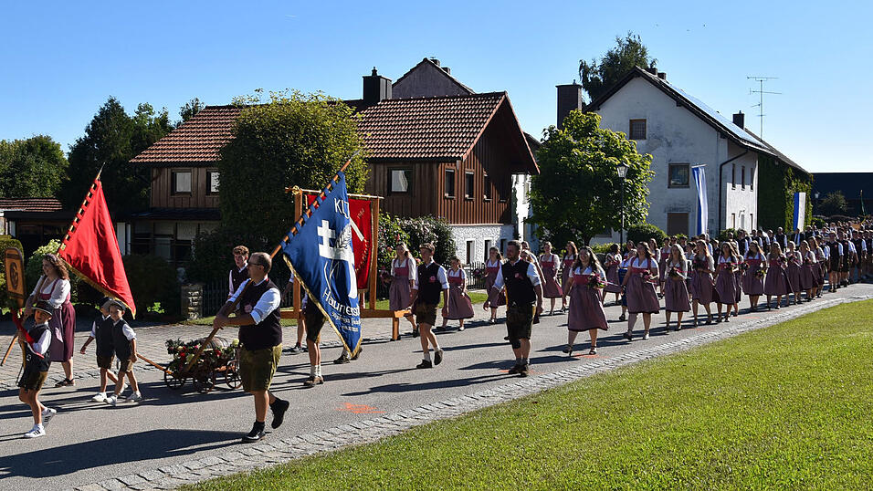 Der Jubelverein, die KLJB Haunersdorf, in fescher Tracht Der Jubelverein, die KLJB Haunersdorf, in fescher Tracht