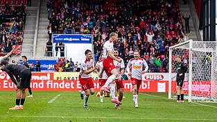 Zum Matchwinner avanchierte Stürmer Eric Hottmann. Zum Matchwinner avanchierte Stürmer Eric Hottmann.