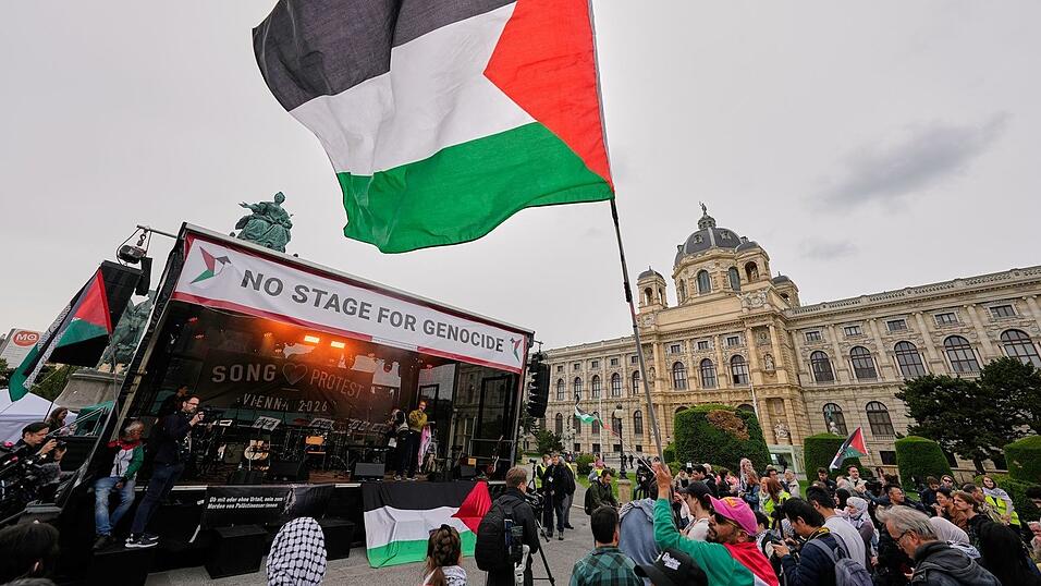Propalästinensische Demonstranten verlangen den Ausschluss Israels vom ESC. Propalästinensische Demonstranten verlangen den Ausschluss Israels vom ESC.