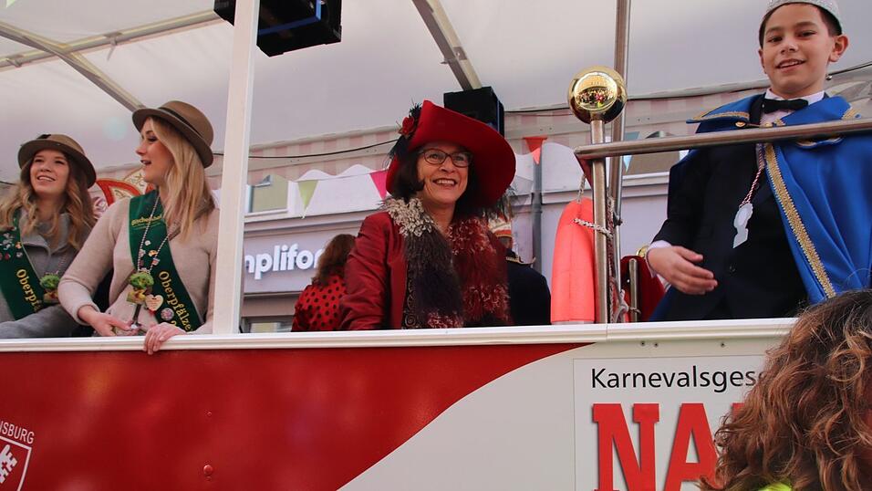 In der Regensburger Altstadt sind mit dem Ostbayerischen Faschingszug die Narren los. In der Regensburger Altstadt sind mit dem Ostbayerischen Faschingszug die Narren los.