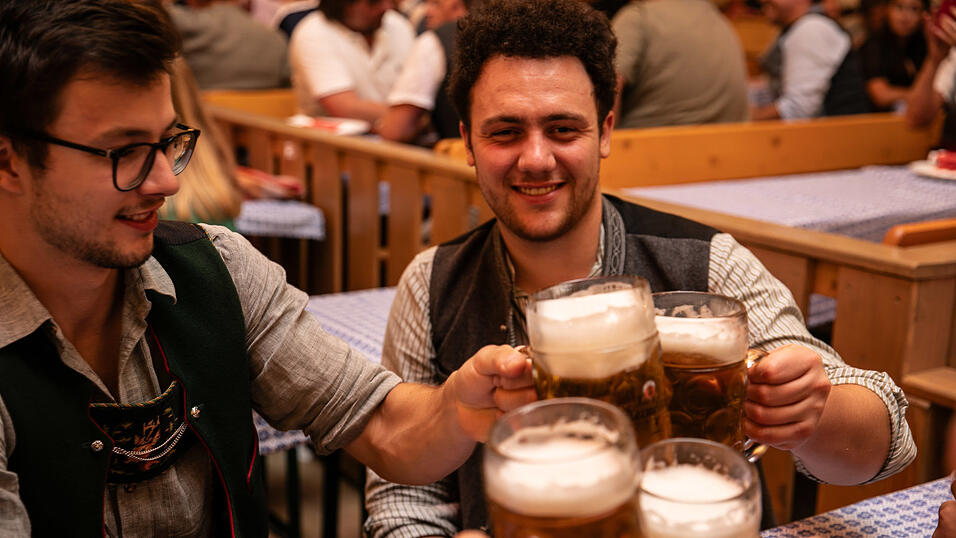Die Partybilder vom Montag, 11. August, aus dem Festzelt Greindl. Die Partybilder vom Montag, 11. August, aus dem Festzelt Greindl.