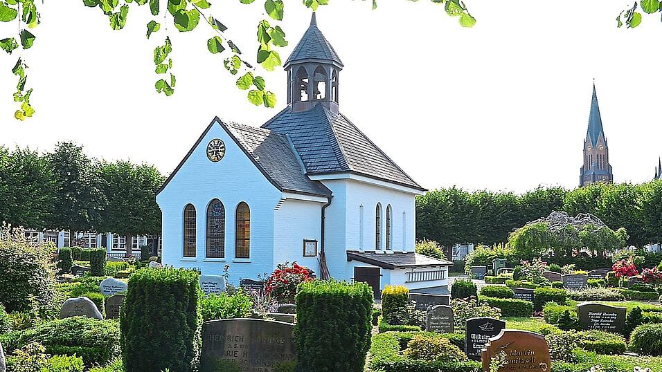 Erst seit 1876 steht die Kapelle im Mittelpunkt des Friedhofs mit seinen rund 170 Gräbern. Im Hintergrund der Turm des St. Petri-Doms der Stadt Schleswig. Erst seit 1876 steht die Kapelle im Mittelpunkt des Friedhofs mit seinen rund 170 Gräbern. Im Hintergrund der Turm des St. Petri-Doms der Stadt Schleswig.