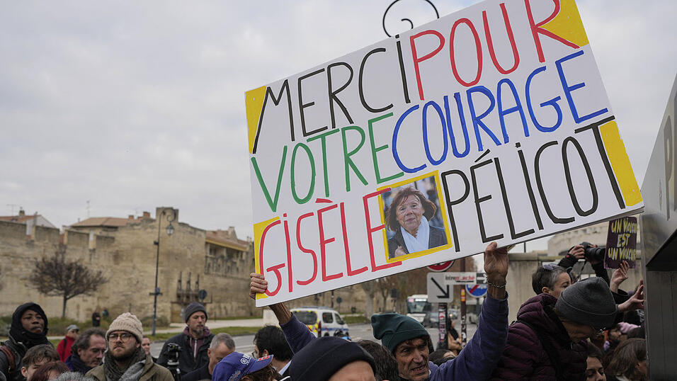 &Uuml;berall wurde Gis&egrave;le Pelicot f&uuml;r ihren Mut gefeiert.