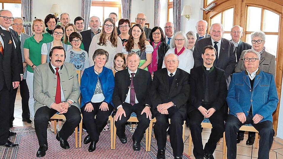 Die zahlreichen Gratulanten mit dem Jubilar Fritz Stuber, Ehefrau Marianne und den Enkelkindern.