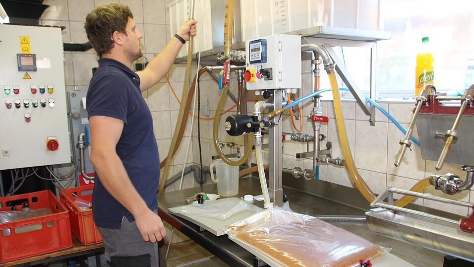 Pressmeister Daniel Knott kontrolliert, ob bei der Abfüllung in die Vakuumbeutel alles stimmt. Pressmeister Daniel Knott kontrolliert, ob bei der Abfüllung in die Vakuumbeutel alles stimmt.