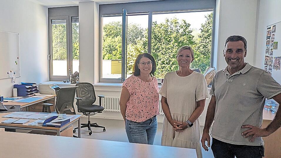 Hier l&auml;sst sich arbeiten: Im Reich von Sekret&auml;rin Michaela Loidl und nebenan bei Konrektorin Susanne Jahrstorfer und Rektor Michael Dobler gibt die Schule einen Eindruck, wie sie nach Abschluss von dann wohl dreij&auml;hrigen Sanierungsarbeiten aussehen wird.