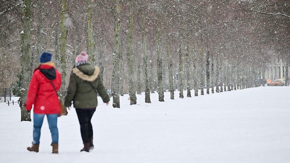 Gebetsweise fällt immer wieder Schnee.
