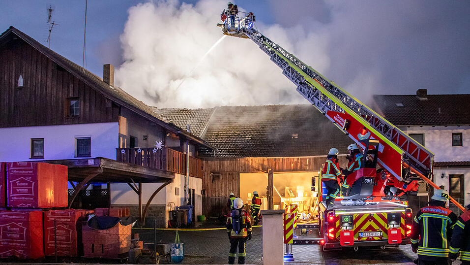 Auf einem Hof in Niederalteich ist ein Feuer ausgebrochen. Die Feuerwehr bek&auml;mpfte die Flammen.