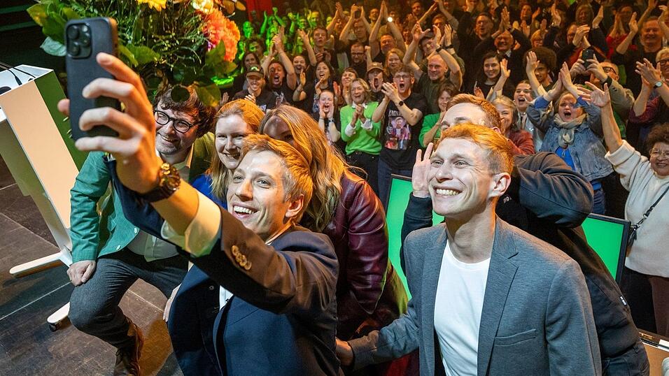 Der Moment des gro&szlig;en Jubels: Dieses Selfie wird Dominik Krause wohl nie l&ouml;schen. Der Jubel der Gr&uuml;nen &uuml;ber das Ergebnis bei der M&uuml;nchner Oberb&uuml;rgermeisterwahl war in jedem Fall laut wie nie.