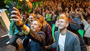 Der Moment des gro&szlig;en Jubels: Dieses Selfie wird Dominik Krause wohl nie l&ouml;schen. Der Jubel der Gr&uuml;nen &uuml;ber das Ergebnis bei der M&uuml;nchner Oberb&uuml;rgermeisterwahl war in jedem Fall laut wie nie.