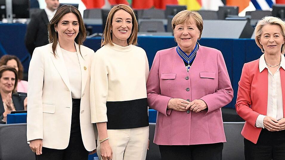 Angela Merkel (M) mit der stellvertretenden Ministerin für europäische Angelegenheiten Zyperns, Marilena Raouna (von l.), der Präsidentin des Europäischen Parlaments, Roberta Metsola, und der Präsidentin der Europäischen Kommission, Ursula von der Leyen. Angela Merkel (M) mit der stellvertretenden Ministerin für europäische Angelegenheiten Zyperns, Marilena Raouna (von l.), der Präsidentin des Europäischen Parlaments, Roberta Metsola, und der Präsidentin der Europäischen Kommission, Ursula von der Leyen.