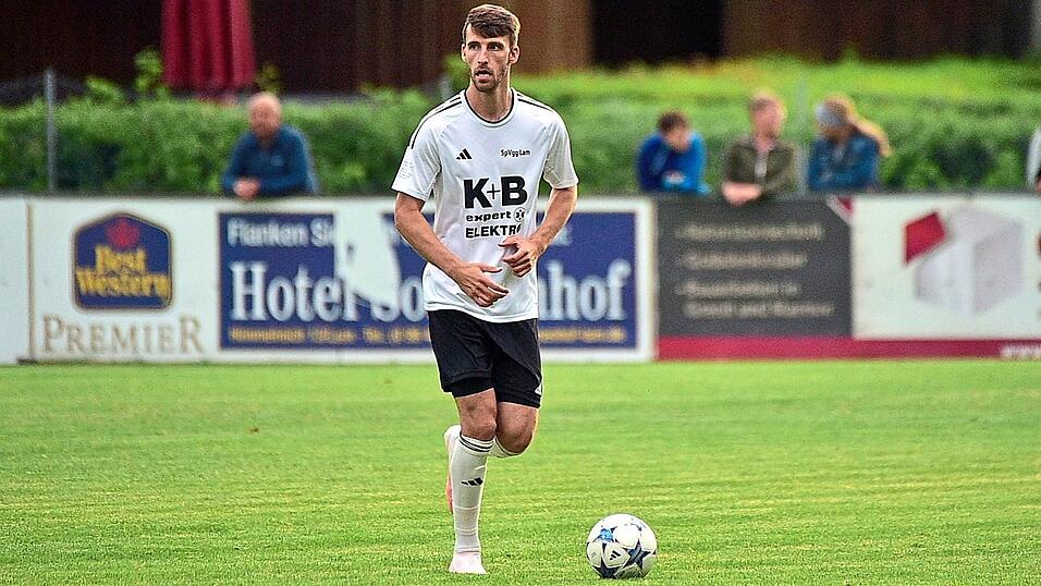 Die Lamer Abwehrreihe um Daniel Gschwendtner lie&szlig; in Amberg zwei Gegentreffer zu.