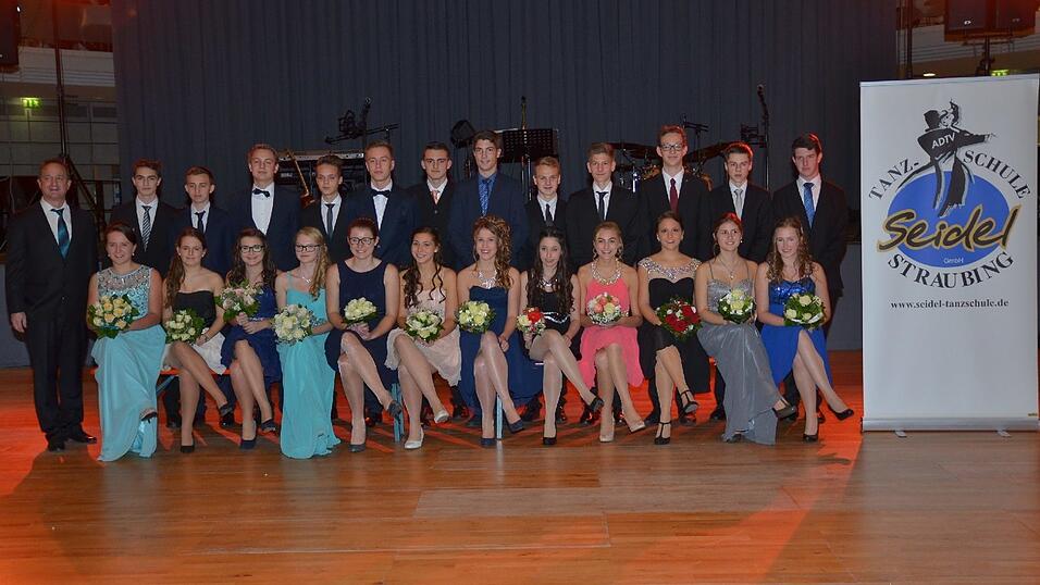 Die Bilder vom Abschlussball der Tanzschule Seidel in der Fraunhofer-Halle am 28. November. Die Bilder vom Abschlussball der Tanzschule Seidel in der Fraunhofer-Halle am 28. November.