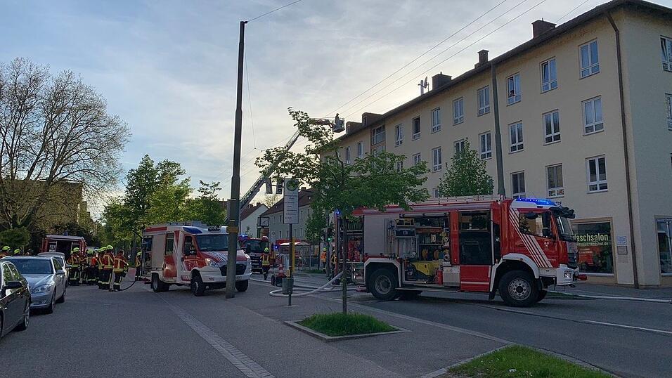 Ersten Informationen zufolge könnte auch Brandstiftung als Ursache für das Feuer infrage kommen.