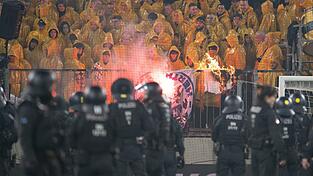 Beim Zweitliga-Spiel zwischen Dynamo Dresden und Hertha BSC kam es zu Ausschreitungen. Die Polizei drängte die Fans zurück in den Block, wo eine Hertha-Fahne verbrannt wird. Beim Zweitliga-Spiel zwischen Dynamo Dresden und Hertha BSC kam es zu Ausschreitungen. Die Polizei drängte die Fans zurück in den Block, wo eine Hertha-Fahne verbrannt wird.