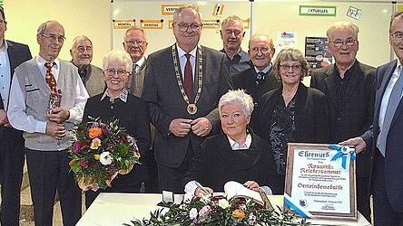 Roswitha Reichersammer (sitzend), Annemie Zeiller (4.v.l.) und der M&auml;nnerchor wurden beim Neujahrsempfang f&uuml;r ihre herausragenden ehrenamtlichen Leistungen geehrt.