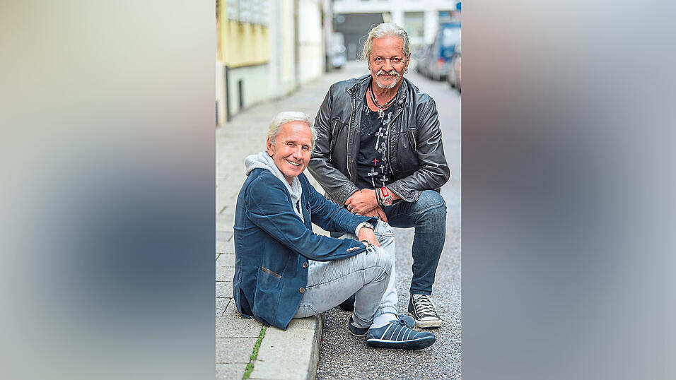 Sänger Klaus Eberhartinger (links) und Gitarrist und Texter Thomas Spitzer bei einem Besuch in München in diesem Jahr Sänger Klaus Eberhartinger (links) und Gitarrist und Texter Thomas Spitzer bei einem Besuch in München in diesem Jahr