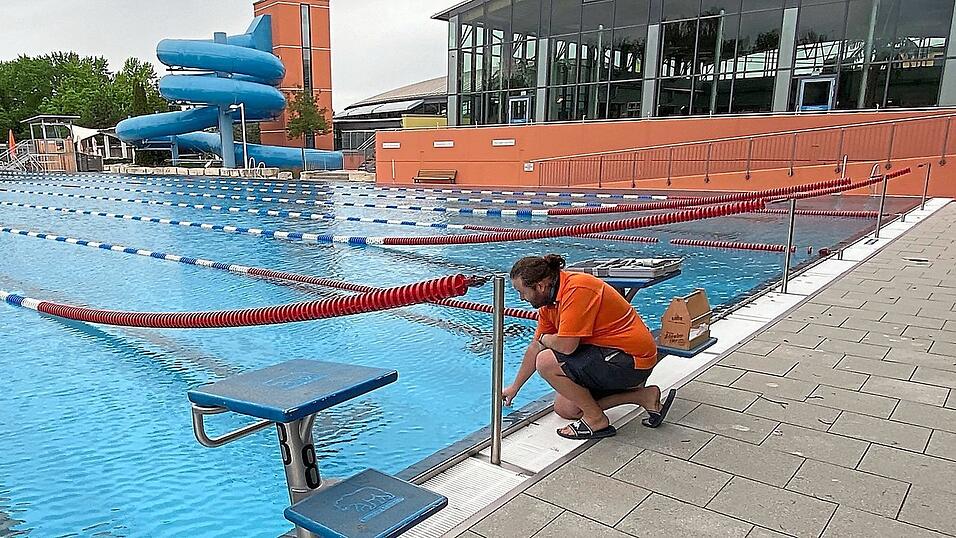 EINBAHN-SCHWIMMSTRASSE: Die Trennleinen im Ergomar sind so angebracht, dass die Besucher im Kreis schwimmen k&ouml;nnen.