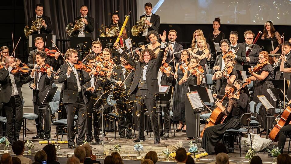 Das Ambassade Orchester Wien löste beim Publikum wahre Jubelstürme aus. Grund dafür war nicht zuletzt die unkonventionelle Art von Chefdirigent Gejza Jurth (Mitte). Das Ambassade Orchester Wien löste beim Publikum wahre Jubelstürme aus. Grund dafür war nicht zuletzt die unkonventionelle Art von Chefdirigent Gejza Jurth (Mitte).
