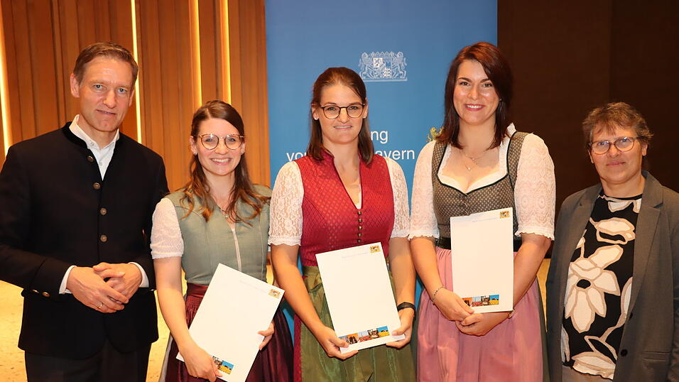 Als beste Absolventinnen der Hauswirtschaft wurden Martina Hausleitner, Michaela Huber und Julia Herde von Regierungspräsident Rainer Haselbeck (l.) und Prüfungsausschussvorsitzender Rosa Ruch (r.) geehrt.