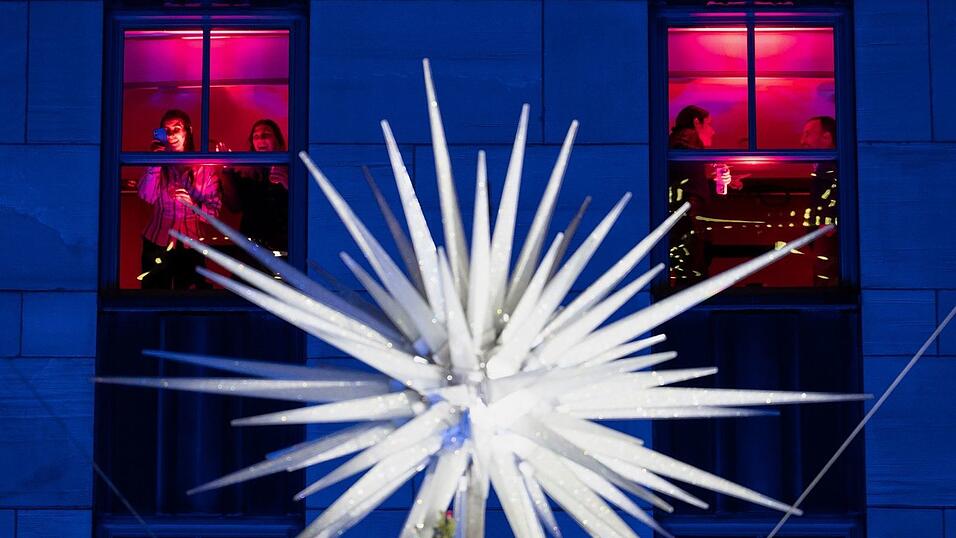 Die Lichter am Baum sind angeknipst. Die Lichter am Baum sind angeknipst.