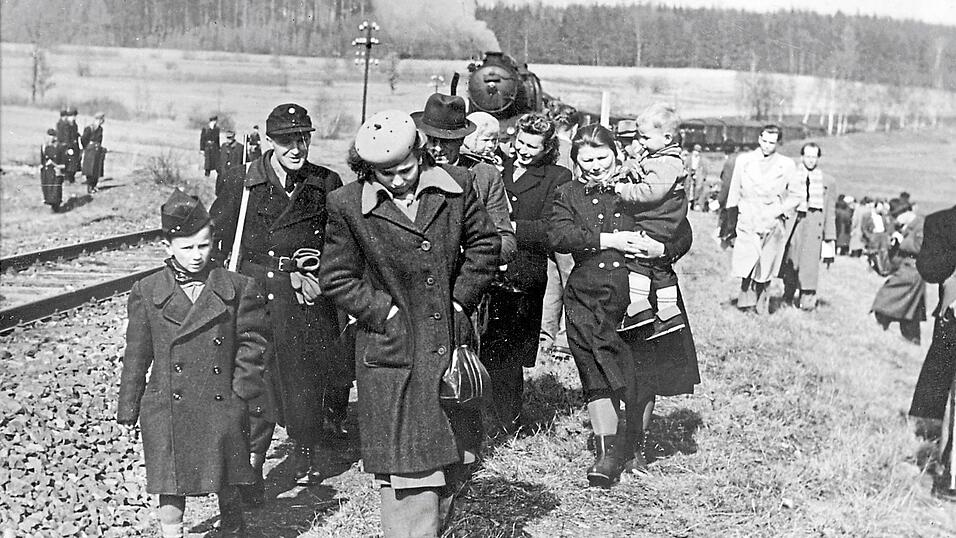 Sudetendeutsche auf dem Weg &uuml;ber die Grenze: Wie auf diesem Bild ging es Hunderttausenden, so auch Herbert Wirrer und Klaus Medek.