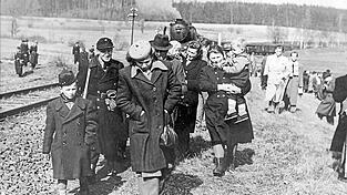 Sudetendeutsche auf dem Weg &uuml;ber die Grenze: Wie auf diesem Bild ging es Hunderttausenden, so auch Herbert Wirrer und Klaus Medek.