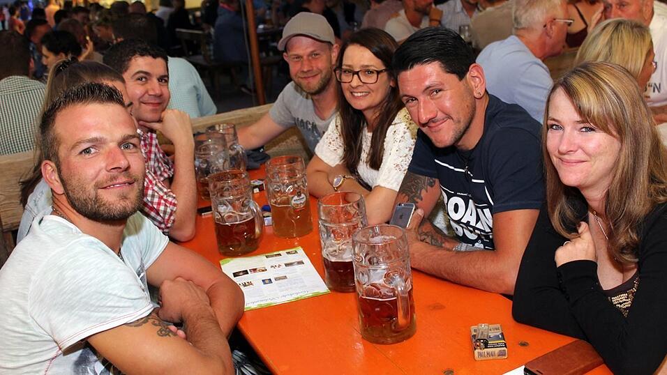 Auch am Freitag war super Stimmung am Ergoldinger Volksfest. Auch am Freitag war super Stimmung am Ergoldinger Volksfest.
