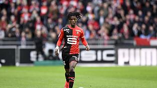 Eduardo Camavinga (17, Stade Rennes) soll ab dem Sommer die wackelige Defensive des BVB verstärken. Eduardo Camavinga (17, Stade Rennes) soll ab dem Sommer die wackelige Defensive des BVB verstärken.