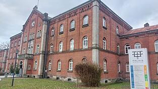 Der Haupteingangsbereich der Klinik Angerm&uuml;hle, seitlich der Graflinger Stra&szlig;e.
