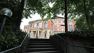 Das Bayreuther Festspielhaus zog auch diesmal wieder ein kritisches, aber begeisterungsfähiges Publikum an. (Archivbild)