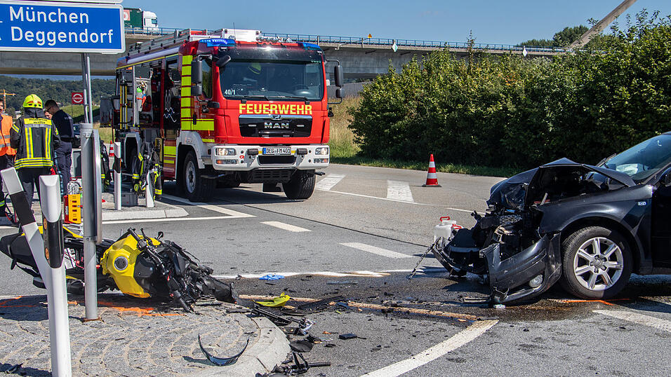 Der Unfall ereignete sich bei der Autobahnauffahrt in Metten.
