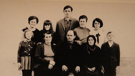 Maria Weinzierl (Zweite von rechts, hinten) mit ihren sechs Geschwistern, Eltern und Gro&szlig;mutter (Zweite von rechts, vorn).