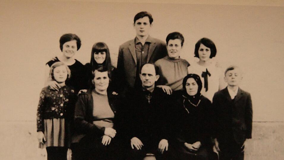 Maria Weinzierl (Zweite von rechts, hinten) mit ihren sechs Geschwistern, Eltern und Gro&szlig;mutter (Zweite von rechts, vorn).