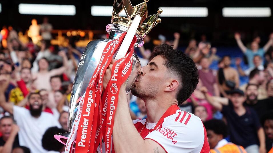 Nach dem Gewinn der Premier League: Kai Havertz k&uuml;sst den Pokal. (Archivbild)