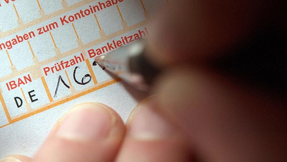 Bevor man Geld überweist, sollte man einen kritischen Blick auf die Spendenorganisation werfen.
