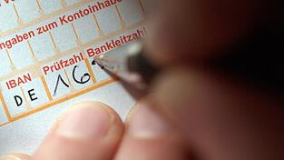Bevor man Geld überweist, sollte man einen kritischen Blick auf die Spendenorganisation werfen.