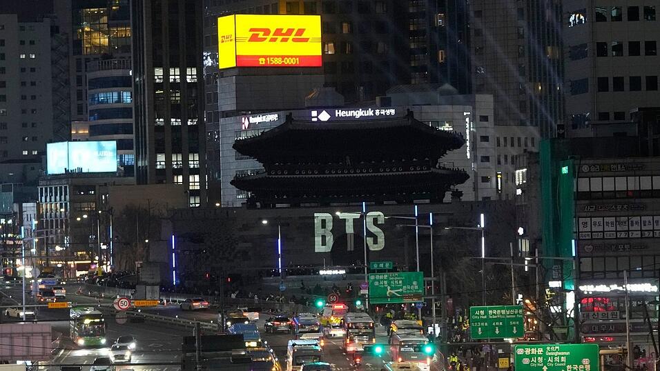 Das Zentrum Seouls verwandelt sich in eine riesige Outdoor-Bühne. Das Zentrum Seouls verwandelt sich in eine riesige Outdoor-Bühne.