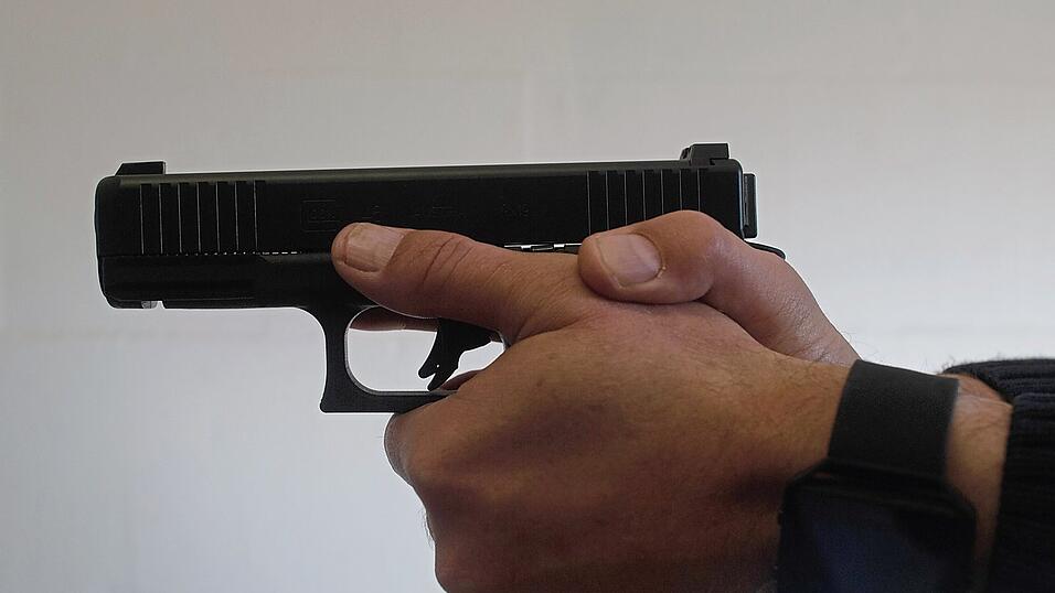 Der Angeklagte soll seine damalige Freundin mit einer Gaspistole bedroht haben. Der Angeklagte soll seine damalige Freundin mit einer Gaspistole bedroht haben.