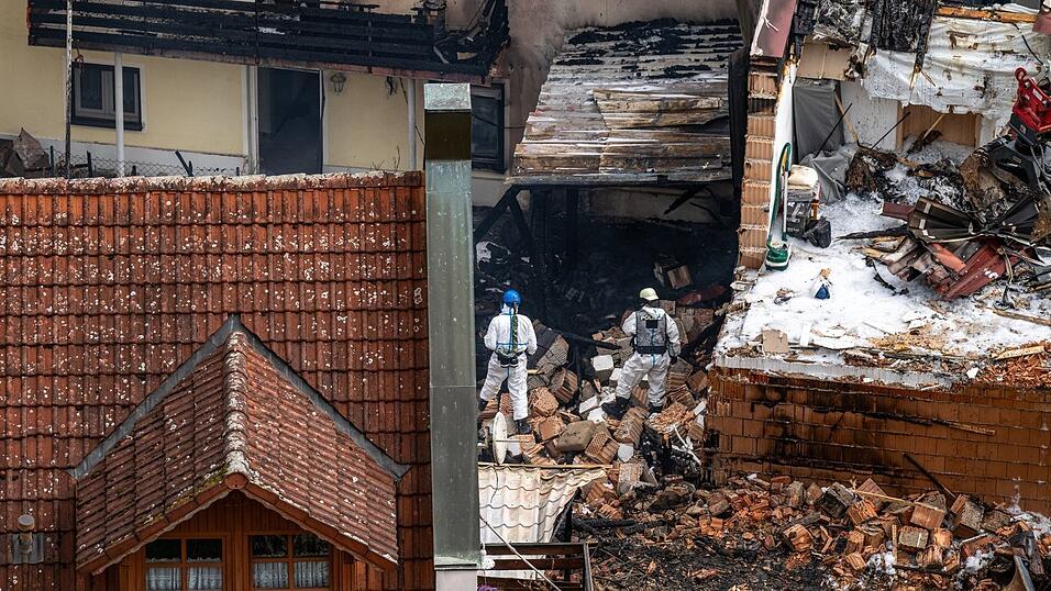 Völlig vom Feuer zerstörte Häuser sind im Ortskern zu sehen.