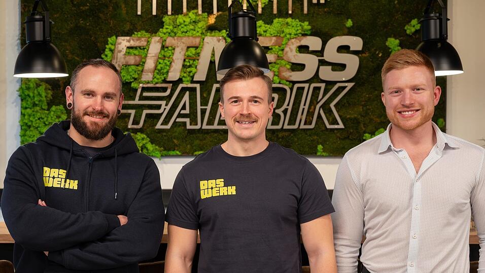 Mathias Multerer (Mitte) und Matthias Kuchler (l.) haben es gewagt und ihre R&auml;ume eineinhalb Jahre nach der Er&ouml;ffnung vergr&ouml;&szlig;ert. Auch Vermieter Alexander Nirschl (r.) freut sich: Alle R&auml;ume im Geb&auml;ude sind mittlerweile vermietet.