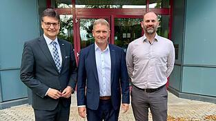 Zum neuen Verbandsvorsitzenden des ZAS wurde Tobias Windhorst (Mitte) am Mittwoch in der Verbandsversammlung gewählt. Seine Stellvertreter sind Max Haimerl (l.) und Michael Prestel (r.) Zum neuen Verbandsvorsitzenden des ZAS wurde Tobias Windhorst (Mitte) am Mittwoch in der Verbandsversammlung gewählt. Seine Stellvertreter sind Max Haimerl (l.) und Michael Prestel (r.)