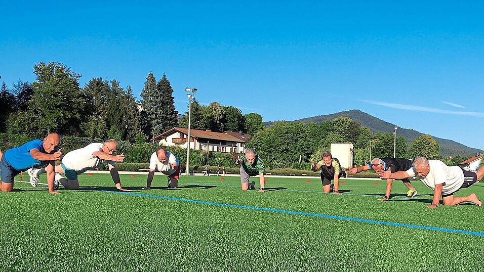 Heinz Lautenschlager (M.) ist 76 Jahre alt. Er ist Trainer beim Turnverein. Seine Männergruppe trifft sich wöchentlich, trotz Corona. Entweder machen die Senioren Gymnastik auf dem Schulsportplatz, wandern oder fahren Rad. Heinz Lautenschlager (M.) ist 76 Jahre alt. Er ist Trainer beim Turnverein. Seine Männergruppe trifft sich wöchentlich, trotz Corona. Entweder machen die Senioren Gymnastik auf dem Schulsportplatz, wandern oder fahren Rad.