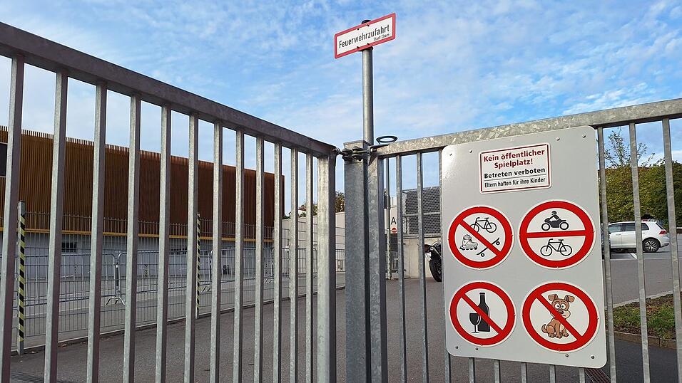 Durchs Tor dürfen nur noch Berechtigte mit dem Auto fahren. Auch ansonsten gilt: Das Stadion ist kein öffentlicher Spielplatz. Durchs Tor dürfen nur noch Berechtigte mit dem Auto fahren. Auch ansonsten gilt: Das Stadion ist kein öffentlicher Spielplatz.