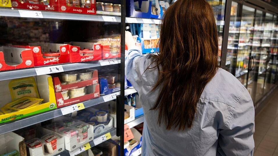 Beim täglichen Einkauf bekommen Verbraucherinnen und Verbraucher die Inflation zu spüren. (Symbolbild)